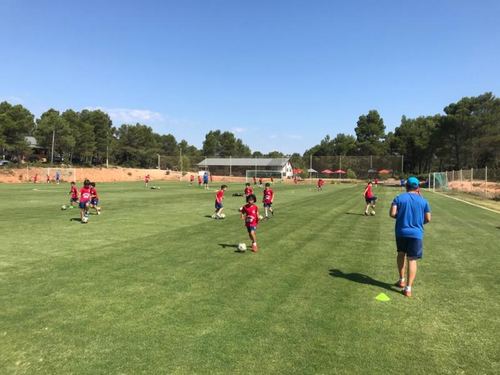 Entrenamiento en el campo de césped natural del campus de Cuenca