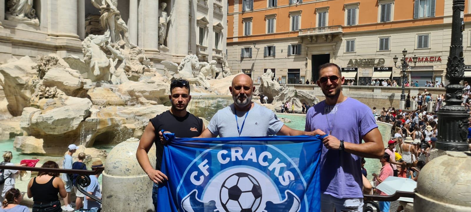 La bandera del CF CRACKS desplegada en la Fontana di Trevi