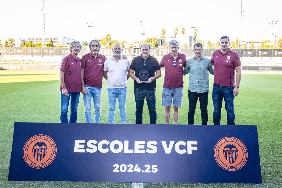 Cartel de Escoles del Valencia CF en las instalaciones del club