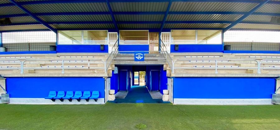 Tribuna del estadio del CF CRACKS